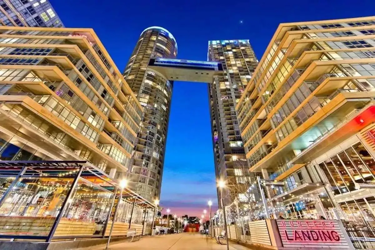 Beautiful Condos By Cn Tower Toronto